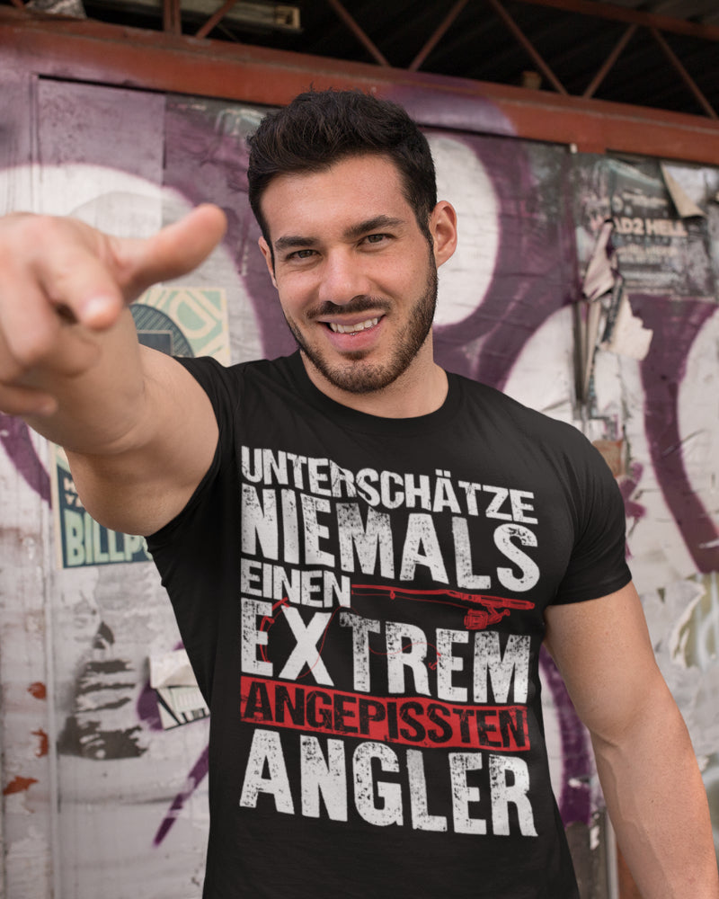 Unterschätze niemals einen extrem angepissten Angler – Fun Shirt für Männer