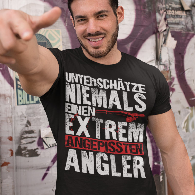 Unterschätze niemals einen extrem angepissten Angler – Fun Shirt für Männer