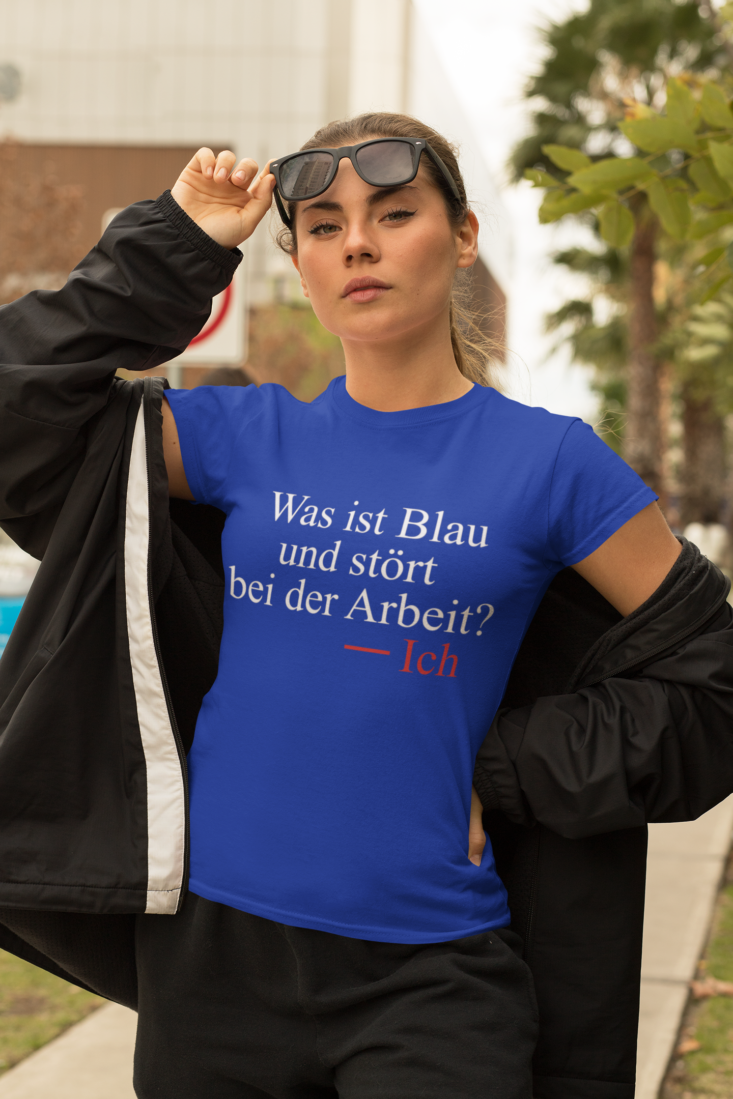 Was ist blau und stört bei der Arbeit? Ich – Lustiges Damen Bio T-Shirt