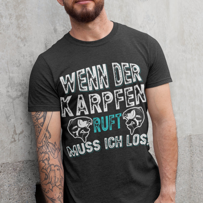 Wenn der Karpfen ruft muss ich los – Lustiges Angelshirt Männer Karpfenangeln