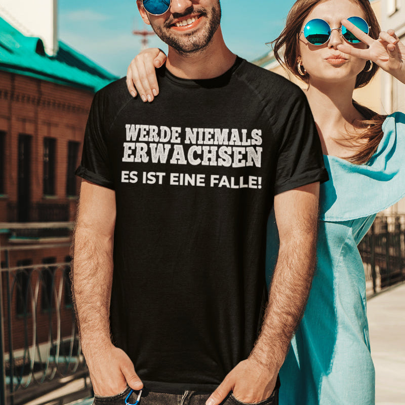 Lustiges Herren Bio T-Shirt Werde Niemals Erwachsen Es Ist Eine Falle Funshirt