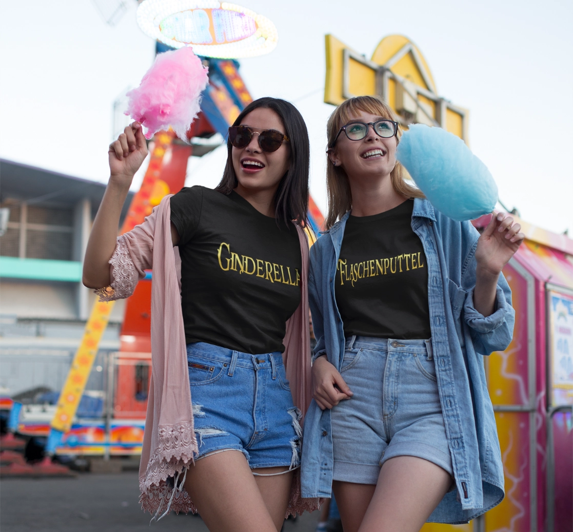 Zwei Freundinnen mit Disney Prinzessinnen Shirts Ginderella und Flaschenputtel