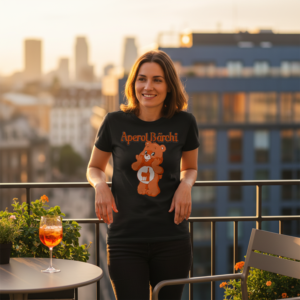Frau trägt Aperol Bärchi Shirt auf Urban-Balkon mit Stadtblick beim After-Work-Aperitivo im Abendlicht