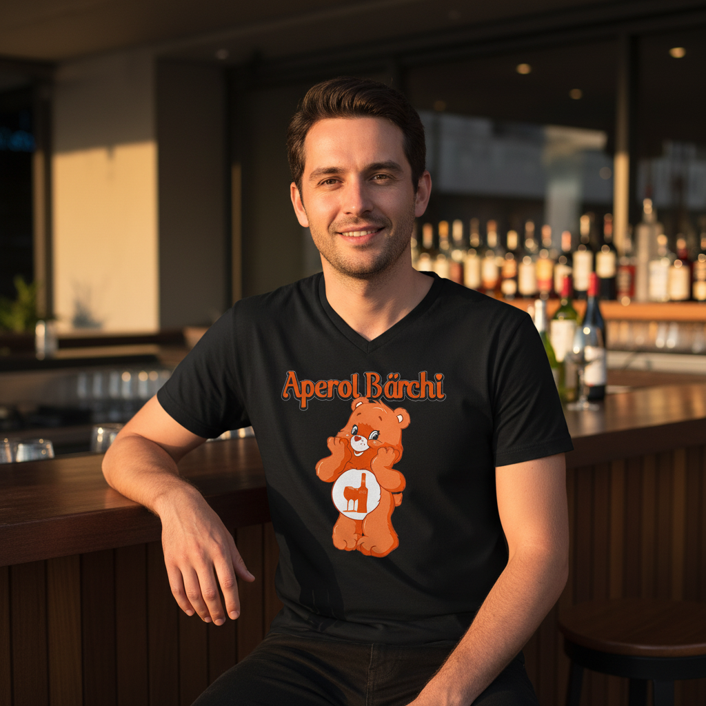Mann trägt Aperol Bärchi Shirt an urbaner Weinbar während Aperitivo-Stunde im warmen Abendlicht