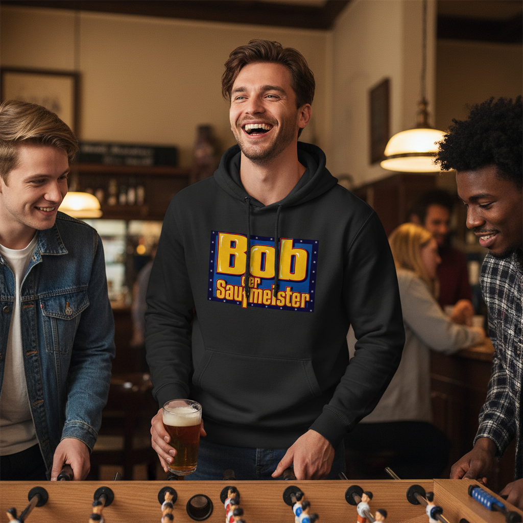 Ein Mann trägt den Bob der Saufmeister Hoodie in der Kneipe am Kickertisch mit Bier