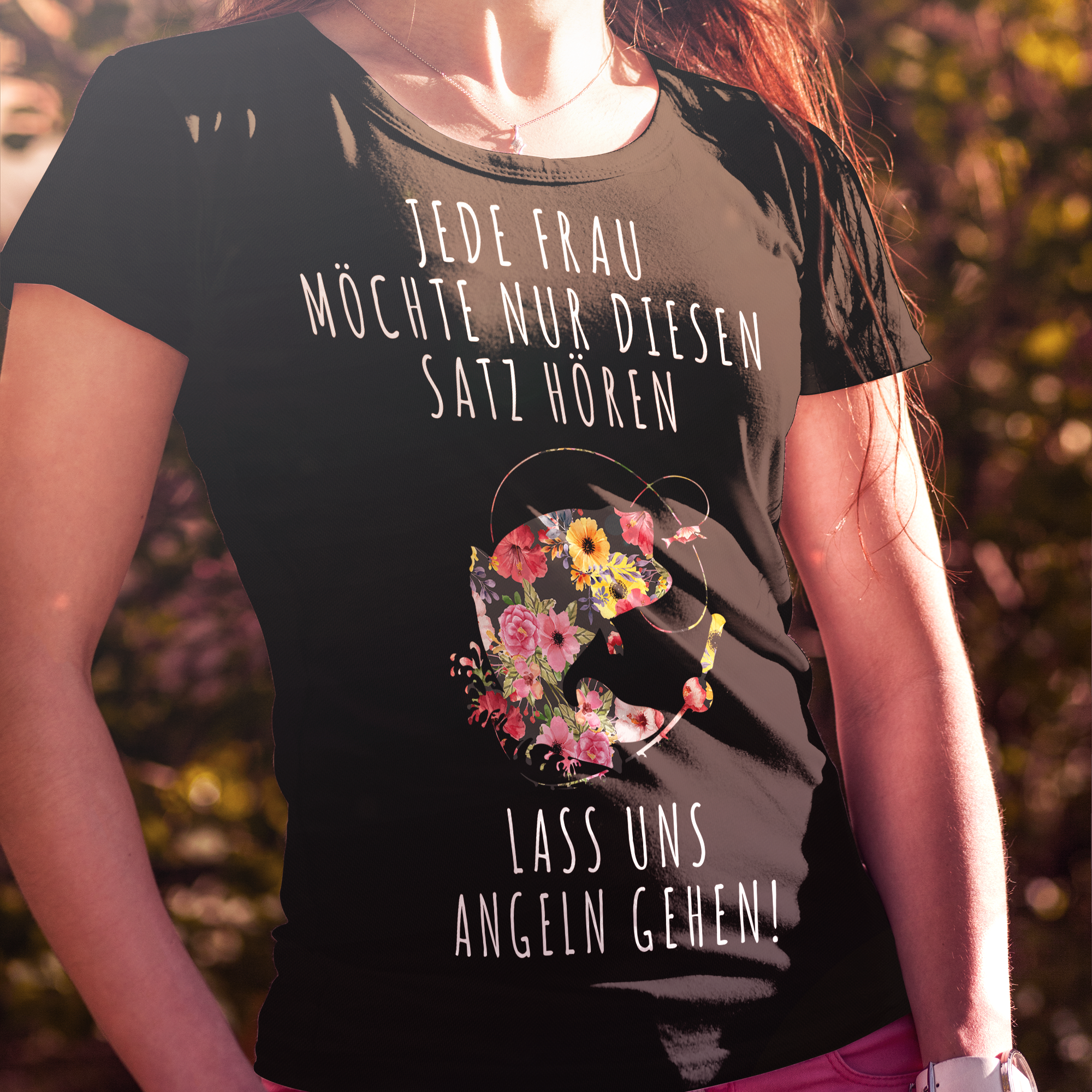 Damen T-Shirt Anglerin – Lass uns angeln gehen Spruch mit Blumenfisch Motiv