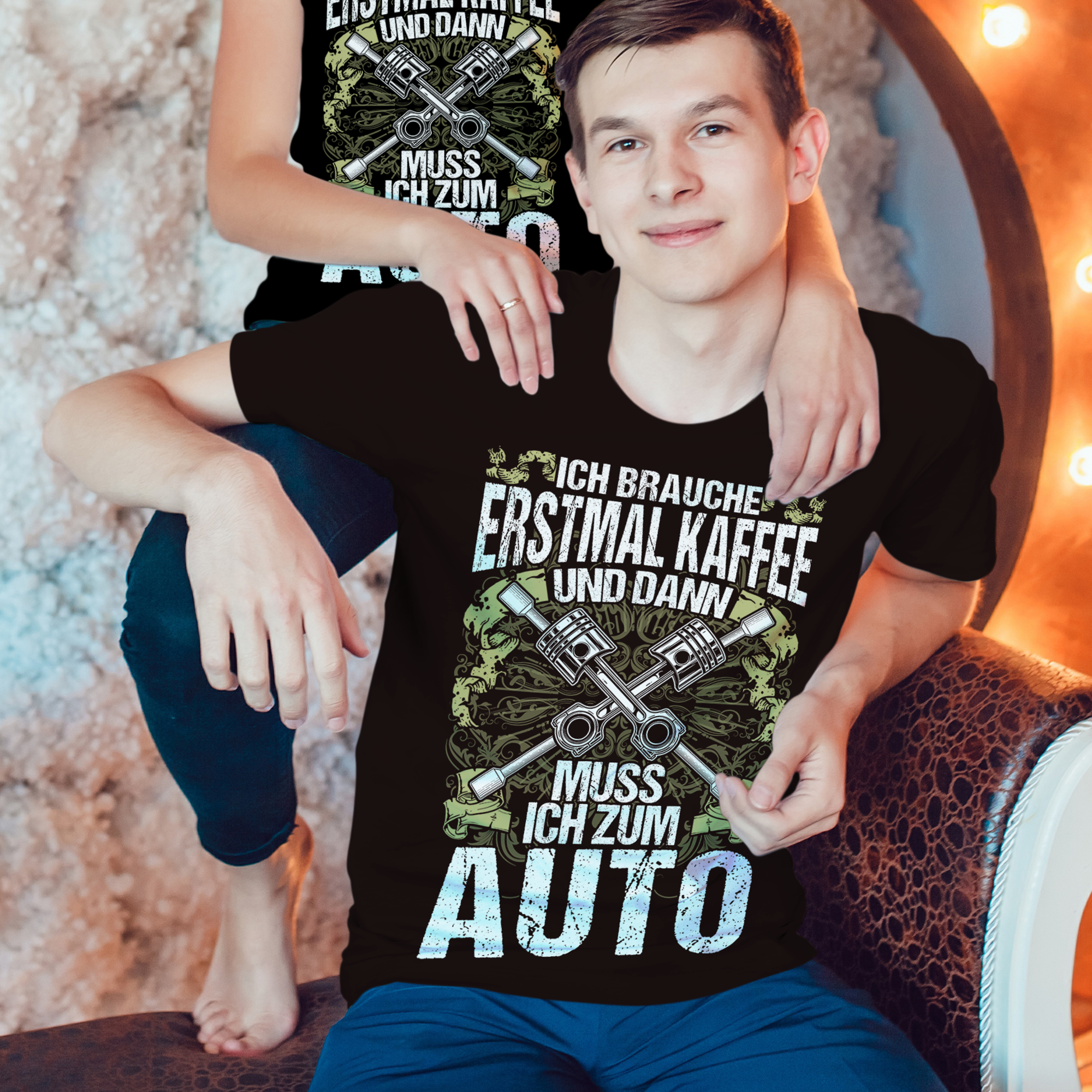 Ich brauche Kaffee und dann zum Auto – Männer Schrauber Spruch T-Shirt