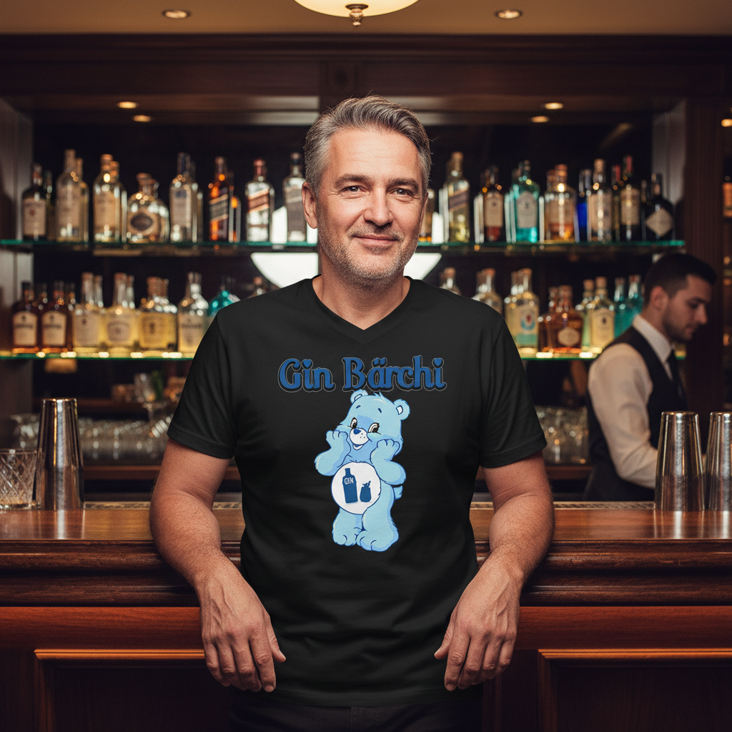 Exklusive Premium-Bar, Mann mit Gin Bärchi V-Neck genießt Craft-Gin, edle Gin-Sammlung im Regal