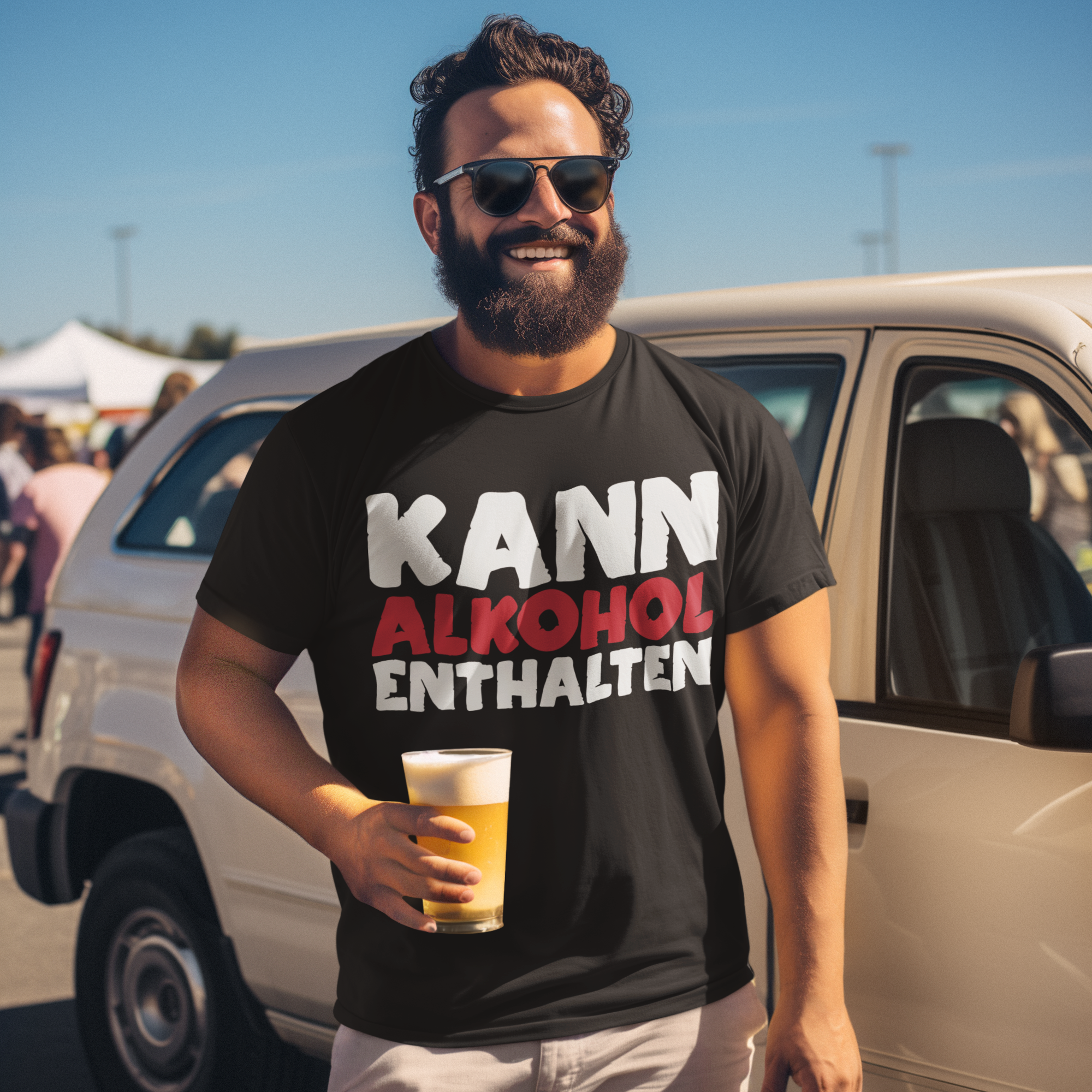 Ein Mann trägt das Kann Alkohol enthalten Shirt auf einem Parkplatzfest und hält ein Bier vor Auto