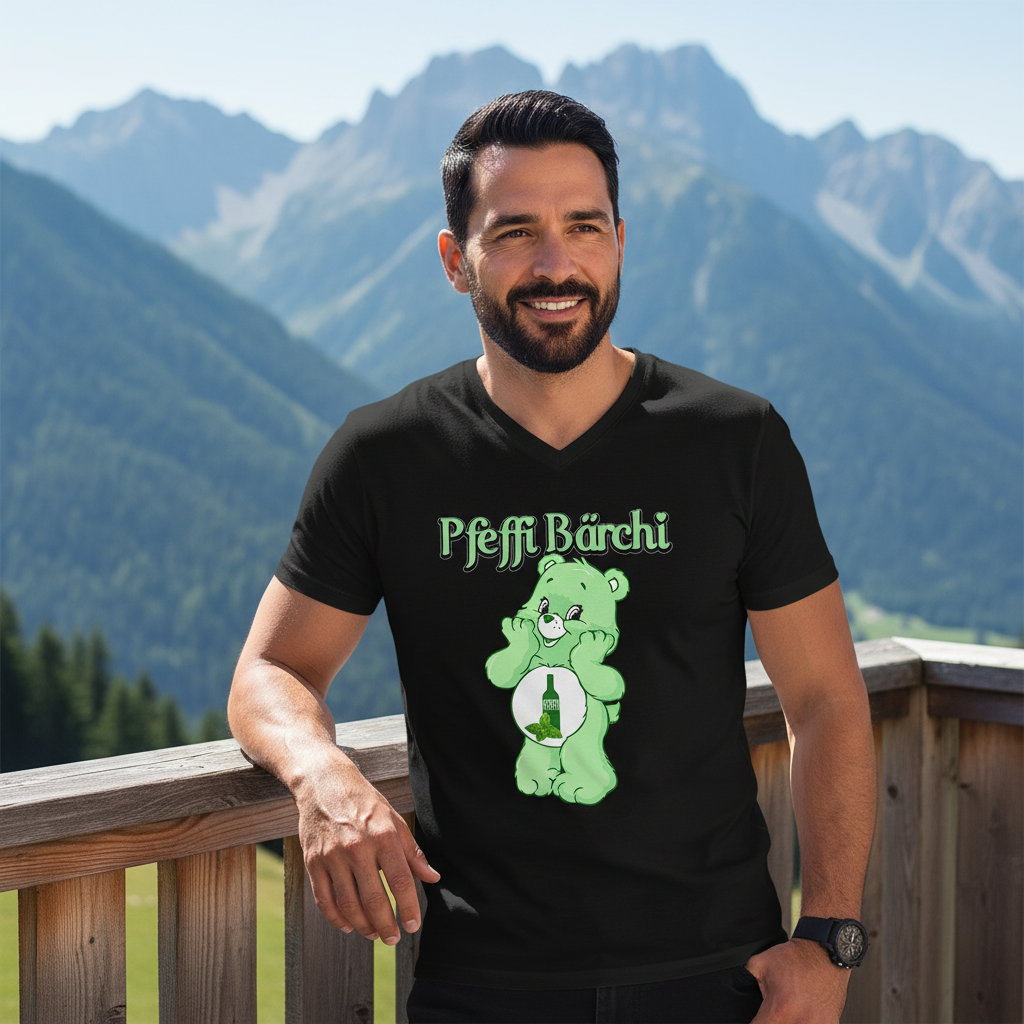 Pfeffi Bärchi Herren V-Neck auf Berghütten-Terrasse, alpine Atmosphäre mit Bergpanorama im Hintergrund