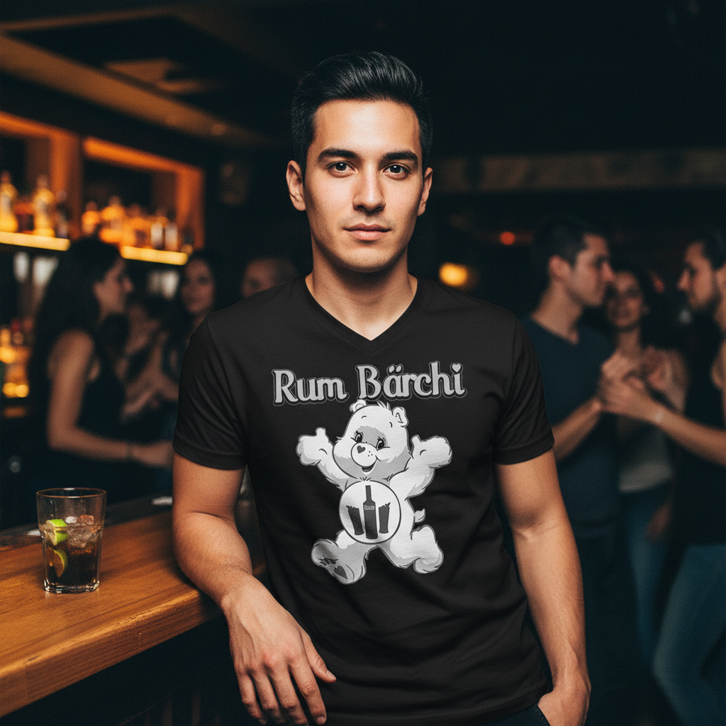 Salsa-Club-Atmosphäre mit Rum Bärchi V-Neck Shirt, warmes Licht und Bar im Hintergrund