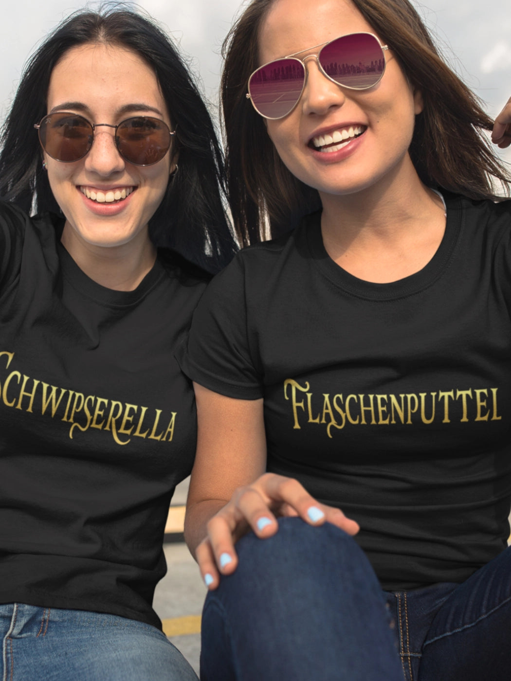 Selfie von zwei Freundinnen mit Prinzessinnen Shirts