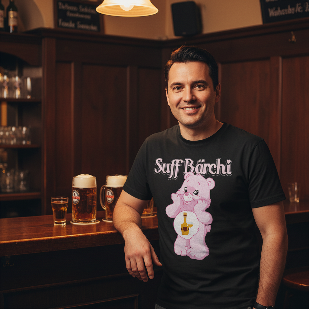 Gemütliche Kneipenatmosphäre am Abend, Mann in Suff Bärchi Shirt am Tresen mit Bier und Schnaps