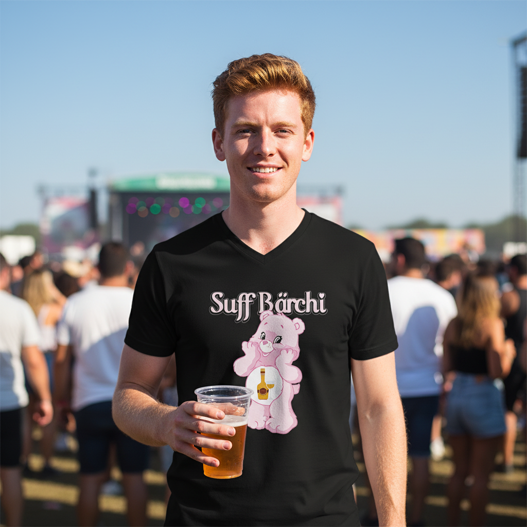 Junger Mann mit Suff Bärchi V-Neck bei Outdoor-Festival, Bierbecher in Hand, sonnige Stimmung