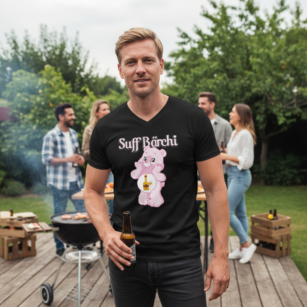Entspannte Grillparty im Garten, Mann in Suff Bärchi V-Neck am Grill mit Bier und Freunden
