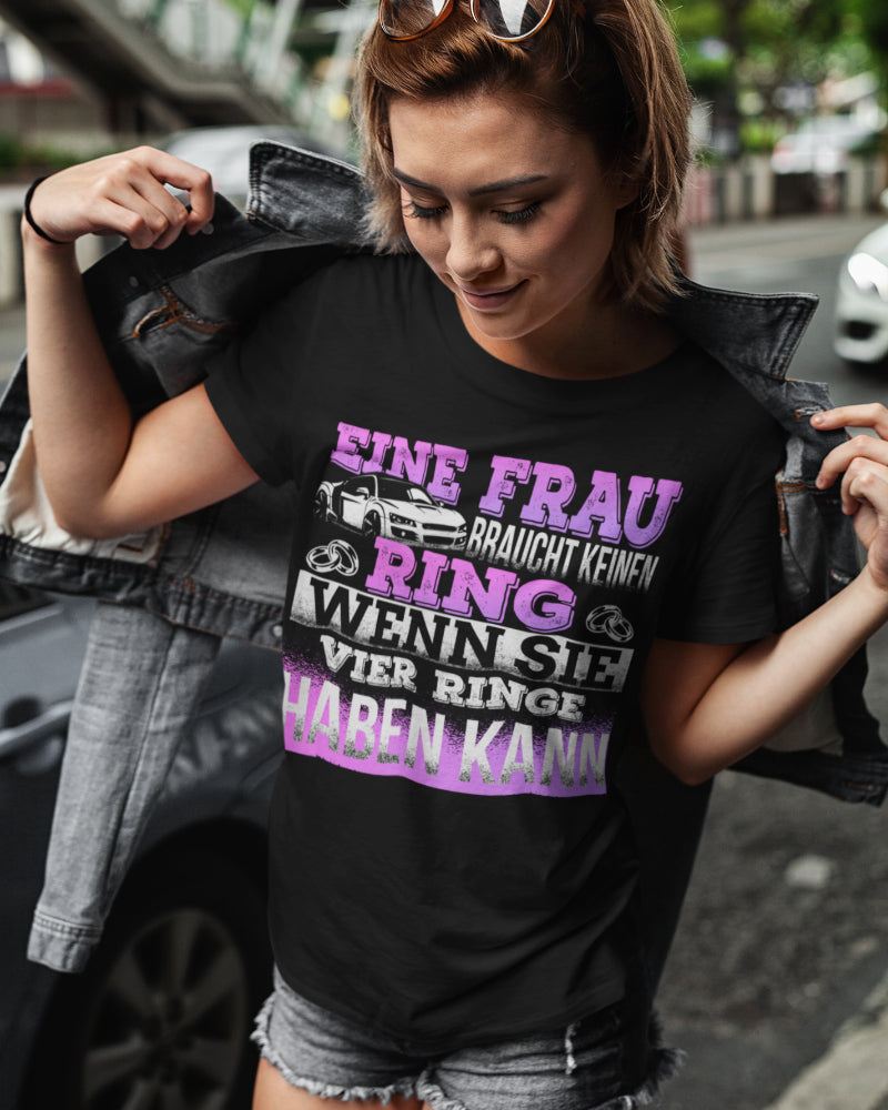 Shirt Frauen – Frau braucht keinen Ring wenn sie vier Ringe fahren kann