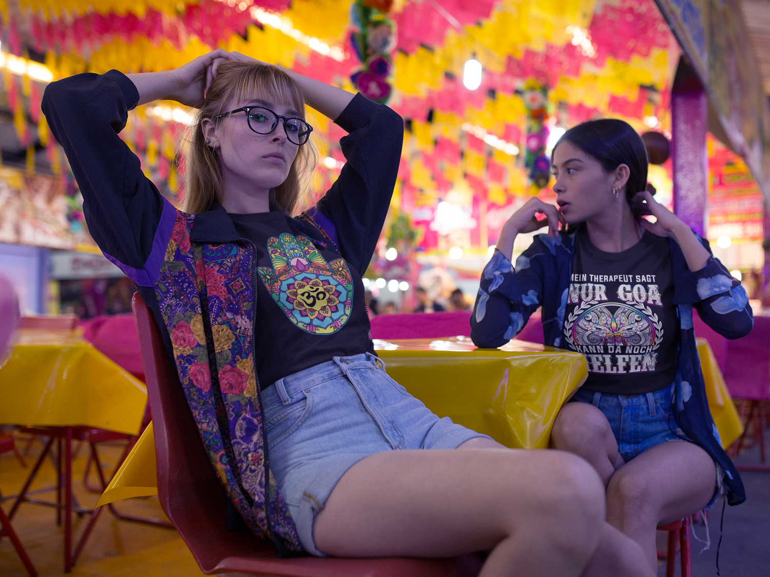 Zwei Freundinnen mit GOA Shirts auf einem Festival