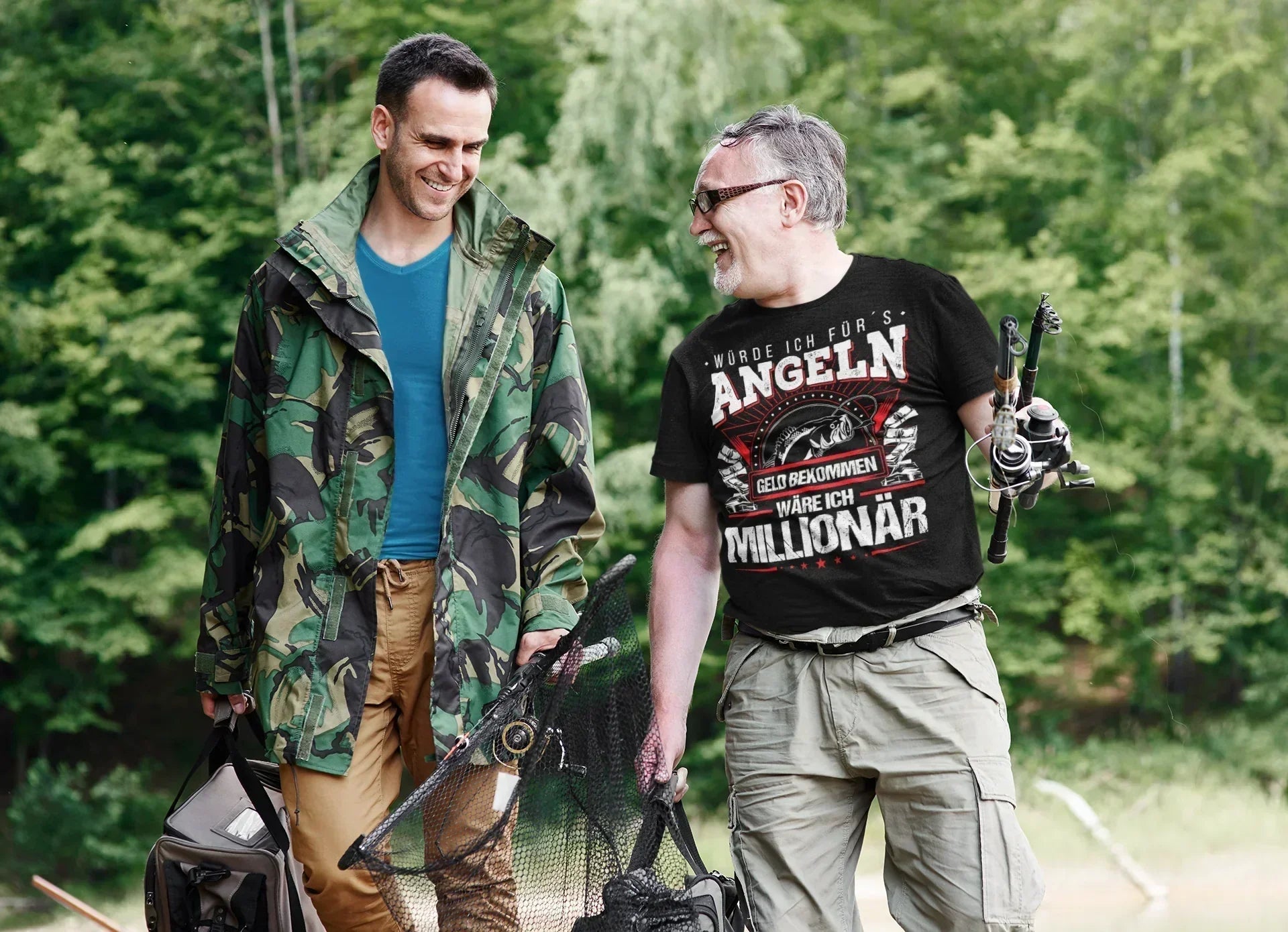 Zwei Angler am See, einer trägt ein lustiges Angelshirt mit Spruch – perfekte Geschenke für Angler