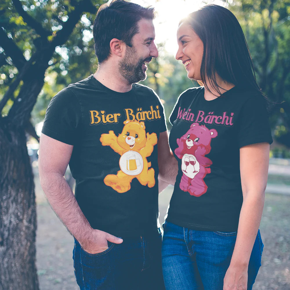 Ein Süßes Paar mit Bärchi Shirts umarmt sich