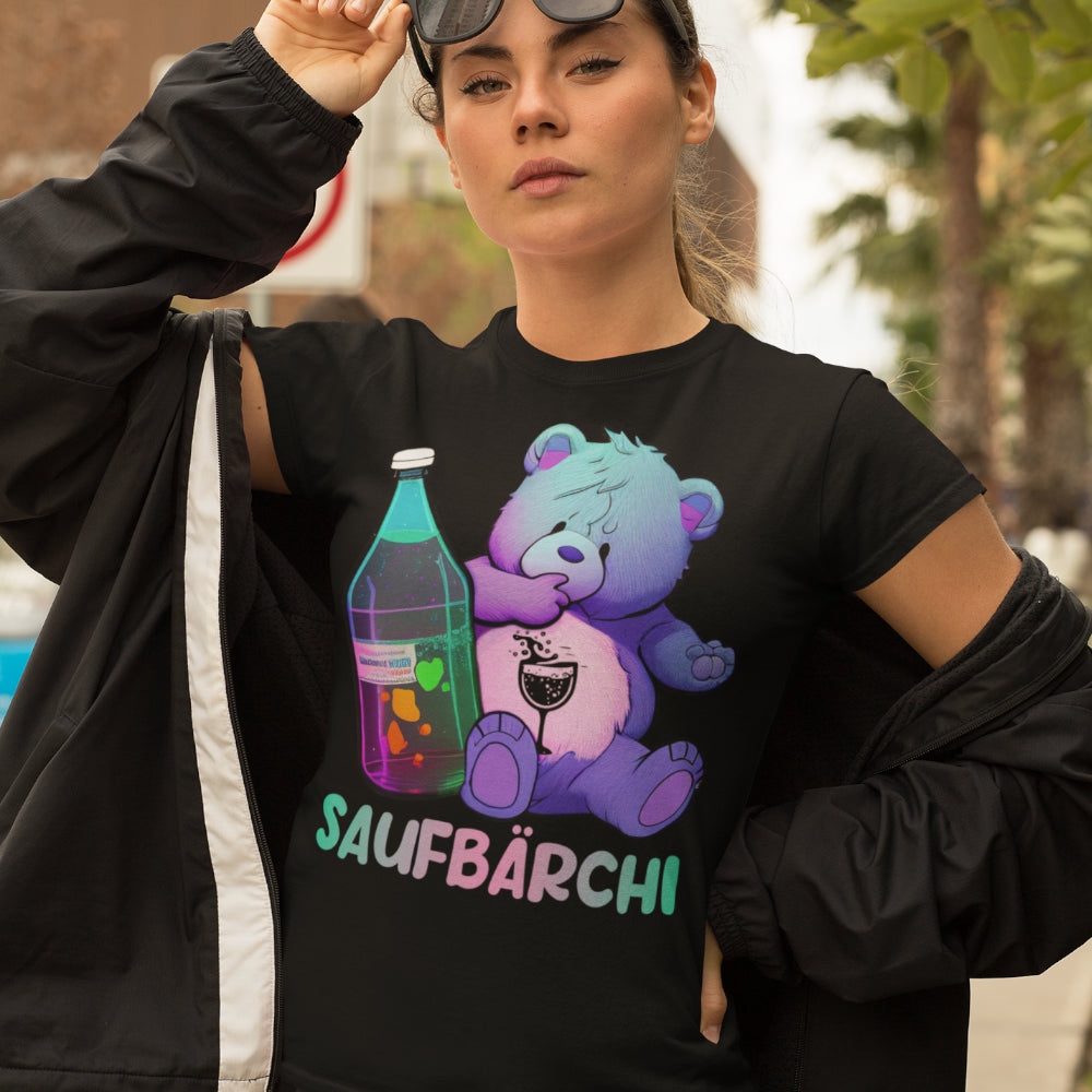 Eine Frau post mit einem Saufbärchi T-Shirt