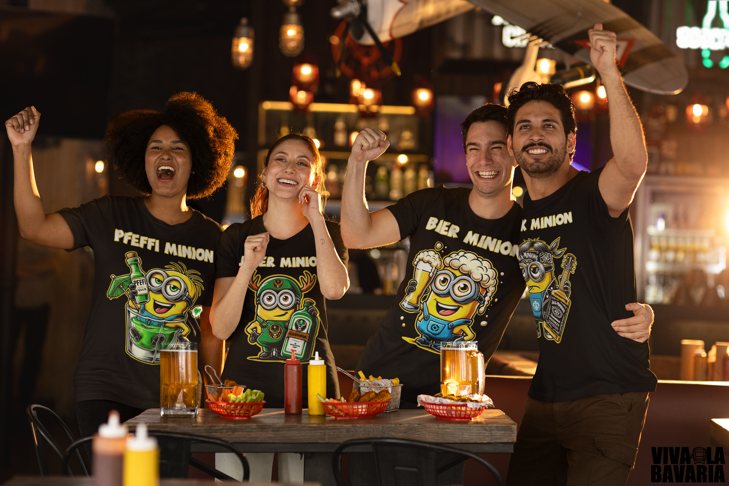 Eine Gruppe mit Minion Shirts feiern in einer Bar