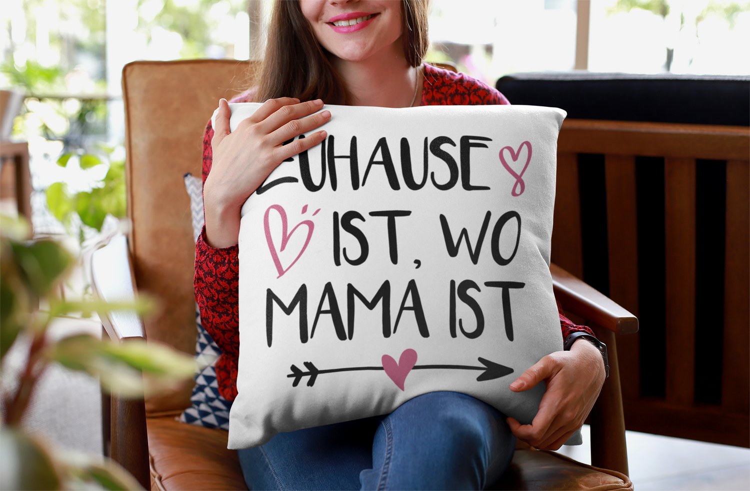 Frau mit einem Muttertags Kissen auf dem Schoß