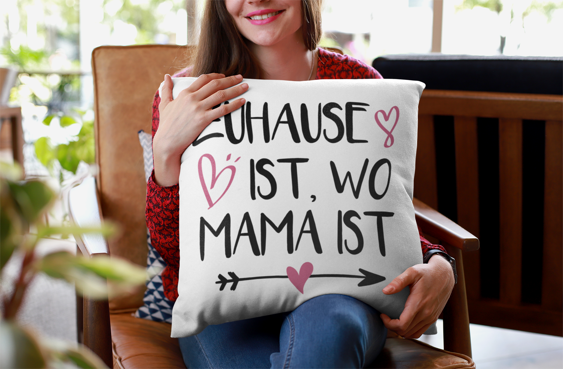 Frau mit einem Muttertags Kissen auf dem Schoß
