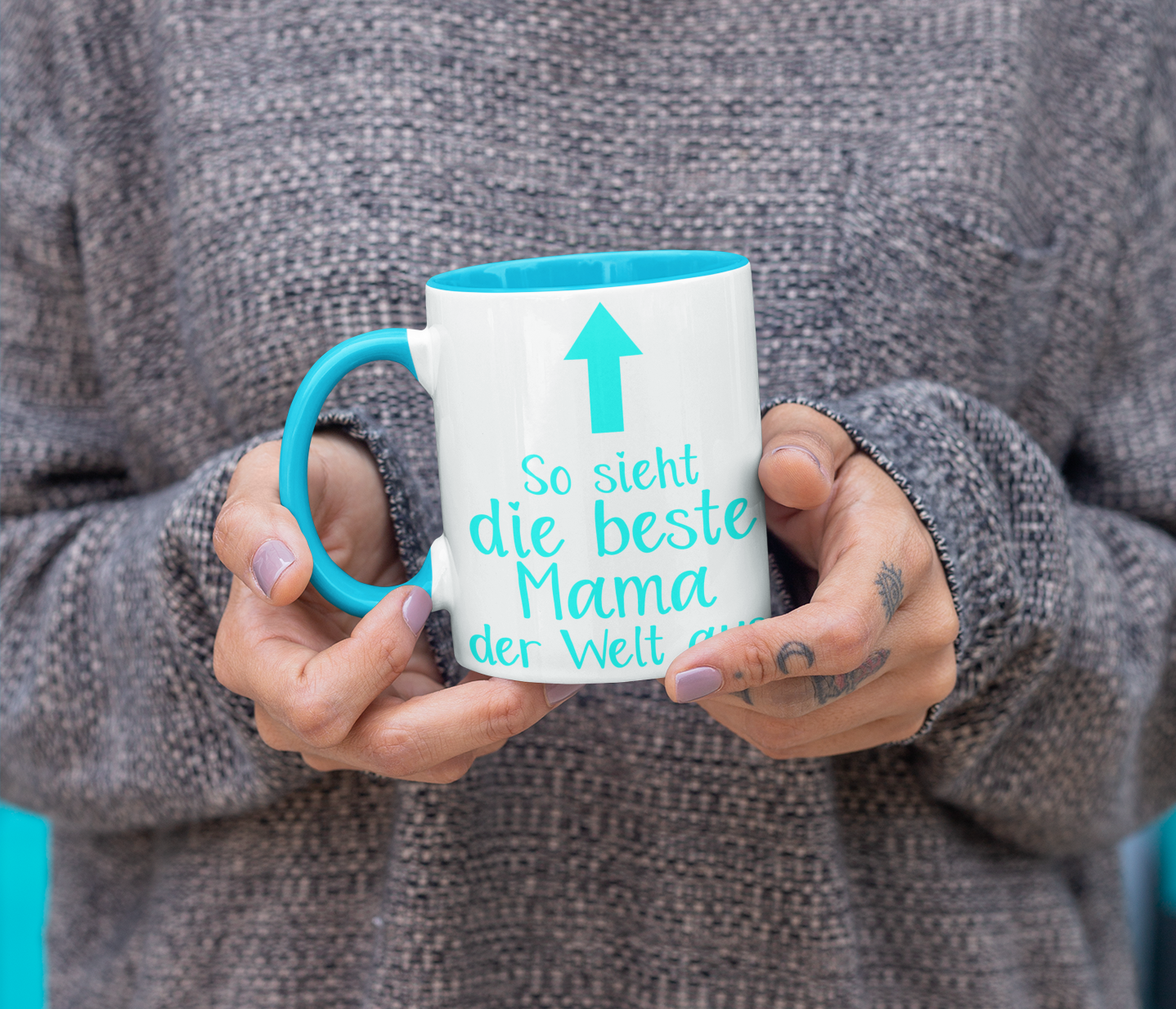 Frau präsentiert eine weiß blaue Tasse zum Muttertag