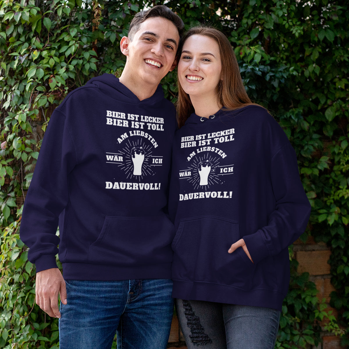 Ein Paar mit Unisex Hoodies von Vivalabavaria