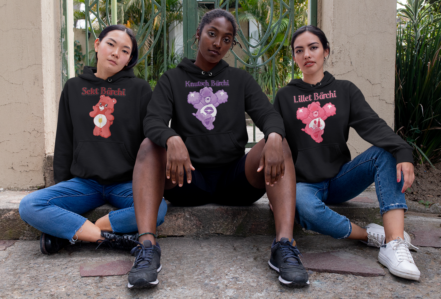 3 Freundinnen posieren mit Bärchi Hoodies
