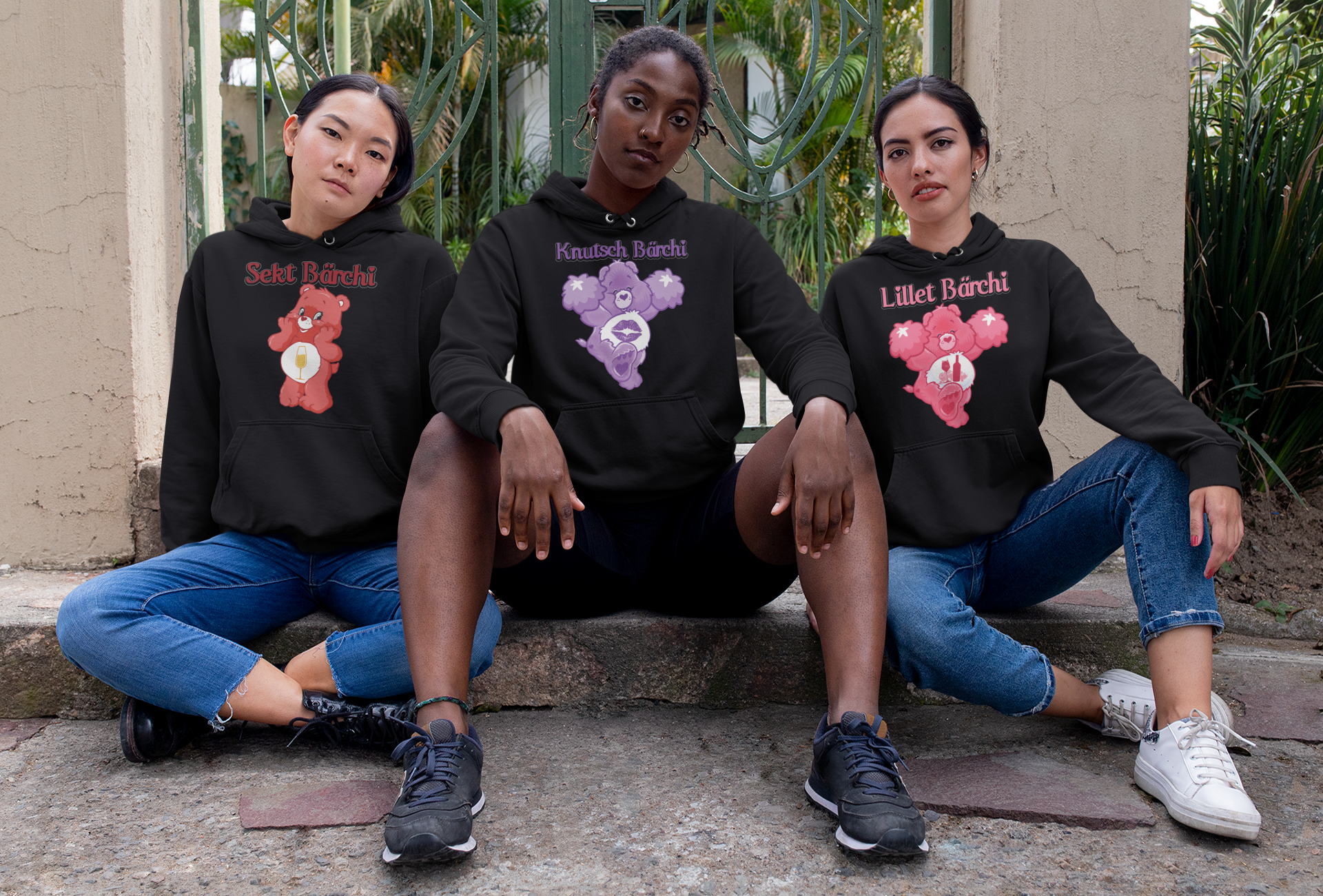 3 Freundinnen posieren mit Bärchi Hoodies