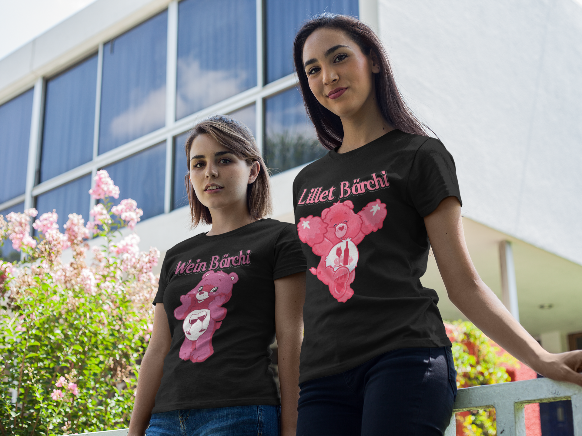 Zwei Freundinnen posieren zusammen mit Vivalabavaria Shirts