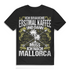 Ich brauche Kaffee und dann Mallorca – Lustiges Malle Shirt für Männer Black