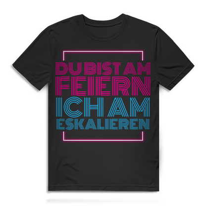 Herren Festival T-Shirt – Lustiger Spruch Du bist am Feiern ich am Eskalieren