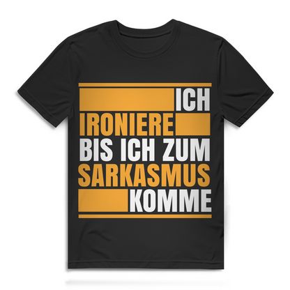 Ironie trifft Sarkasmus – Lustiges Männer T-Shirt mit Spruch – Bio Baumwolle Black