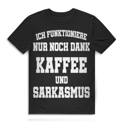 Ich funktioniere nur noch dank Kaffee und Sarkasmus Herren T-Shirt
