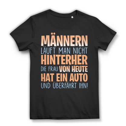 Männern läuft man nicht hinterher Frau hat ein Auto Damen T-Shirt Black
