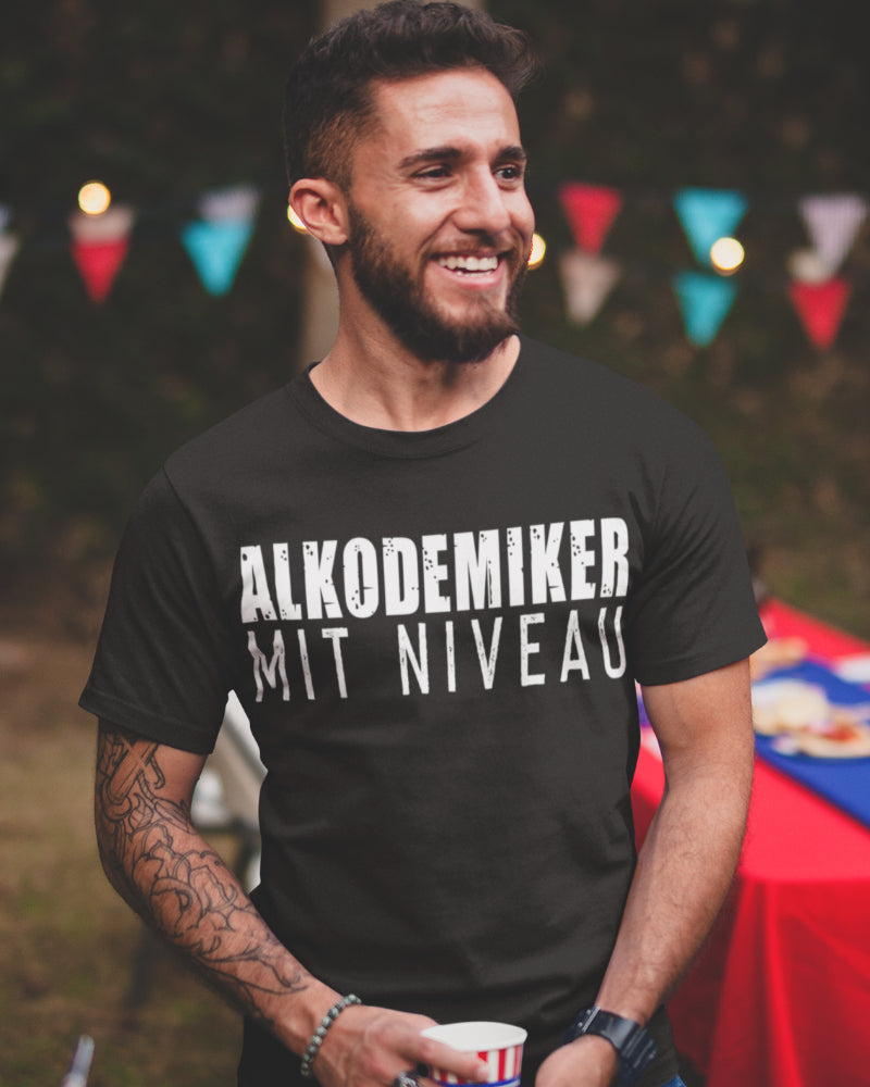 Alkodemiker mit Niveau Shirt – Lustiges Männer Funshirt für Studenten &amp; Trinker
