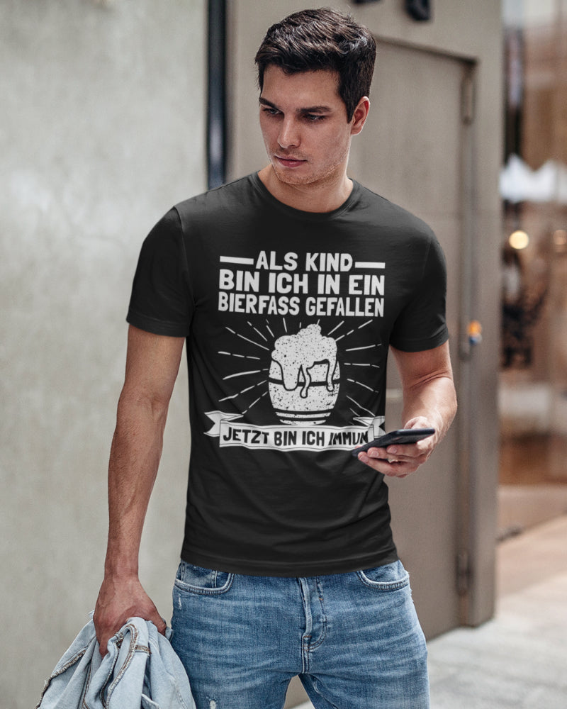 Lustiges Biershirt Als Kind in ein Bierfass gefallen jetzt immun Männer T-Shirt