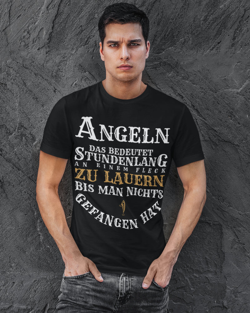 Angeln das bedeutet stundenlang an einem Fleck zu lauern Funshirt Männer T-Shirt