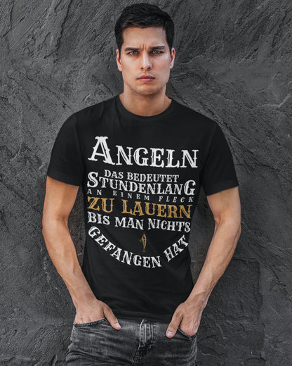 Angeln das bedeutet stundenlang an einem Fleck zu lauern Funshirt Männer T-Shirt