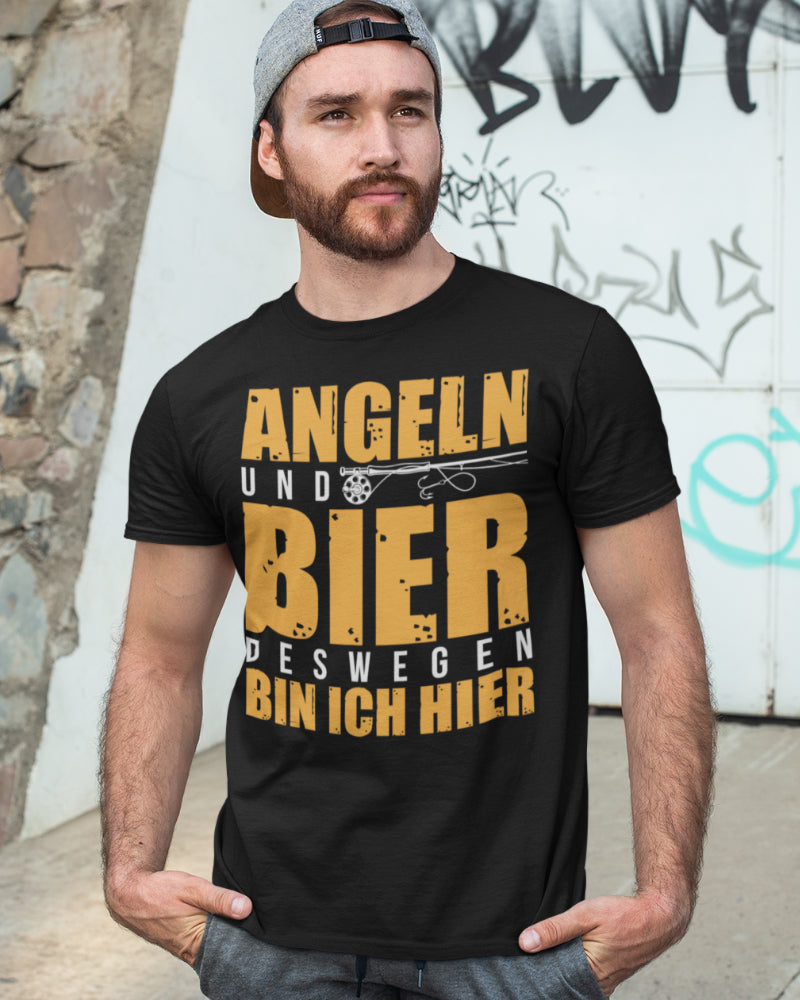 Angeln und Bier – deswegen bin ich hier T-Shirt für Männer Fischer