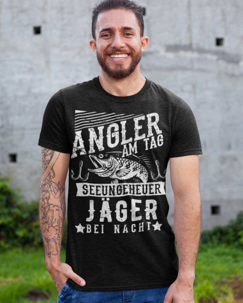 Angler am Tag Seeungeheuer Jäger bei Nacht – Männer T-Shirt für Anglerfans