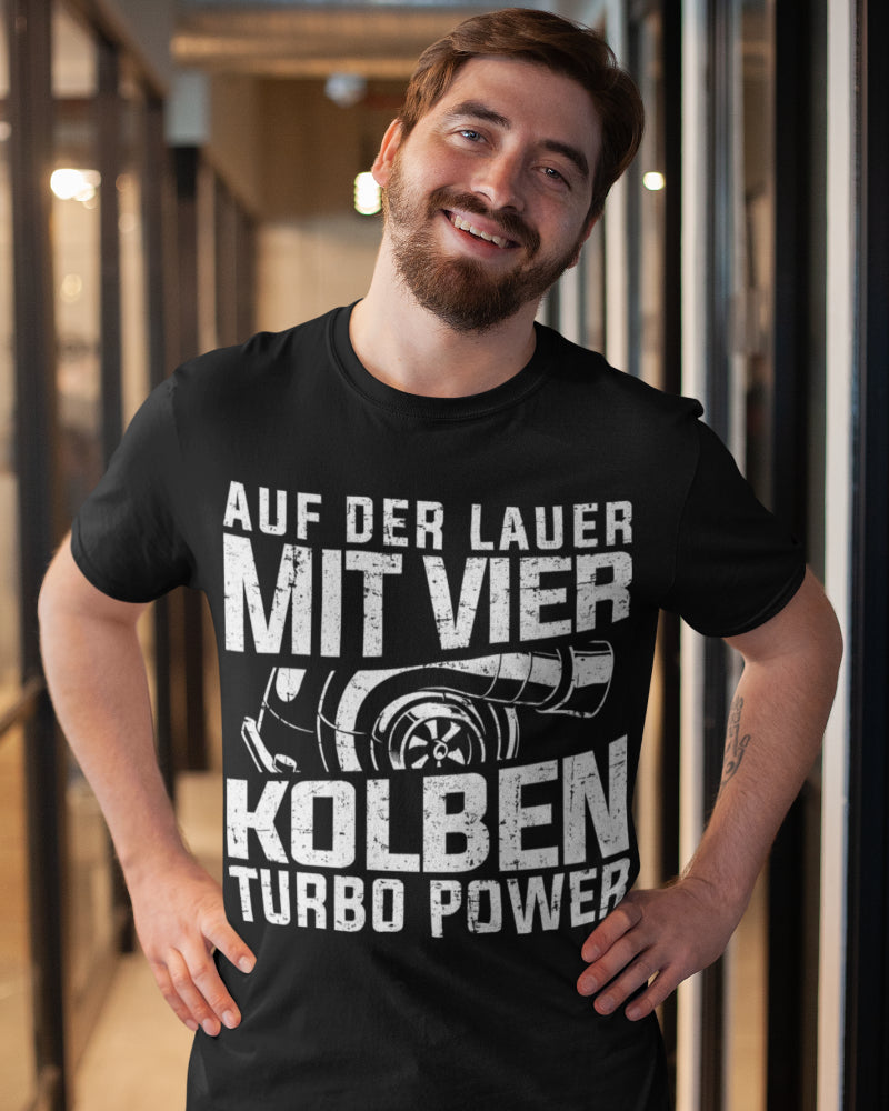 Kolben Turbo Shirt Männer – Auf der Lauer mit vier Kolben Turbo Power
