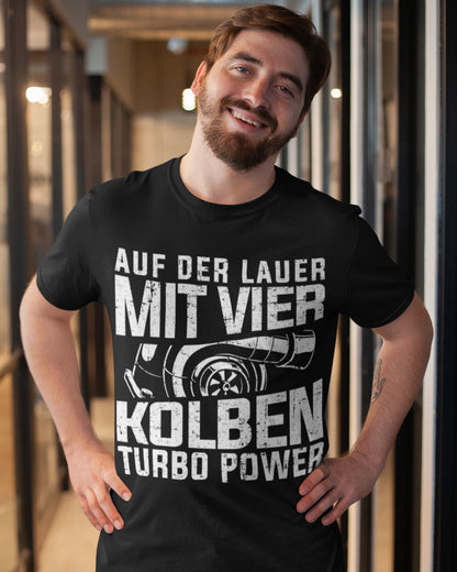 Kolben Turbo Shirt Männer – Auf der Lauer mit vier Kolben Turbo Power