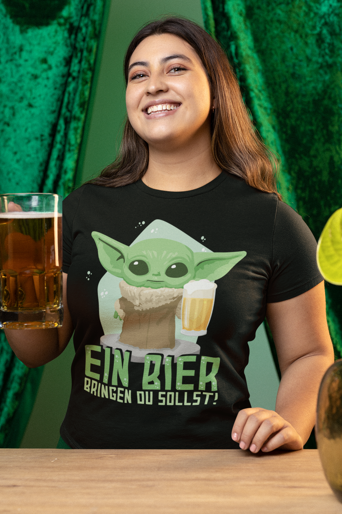 Baby Yoda Bier Shirt - Ein Bier bringen du sollst | Damen Bio T-Shirt für Fans