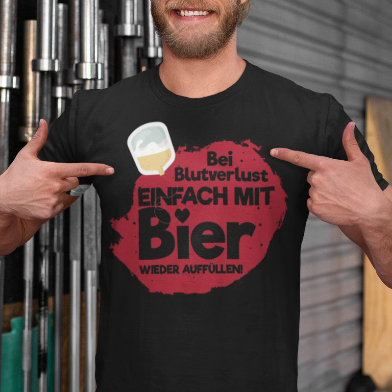 Bei Blutverlust einfach mit Bier auffüllen – Lustiges Männer Funshirt mit Spruch