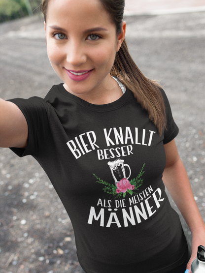 Bier knallt besser als die meisten Männer – Lustiges Damen Bio T-Shirt für Partys