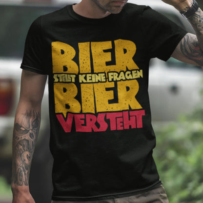 Bier stellt keine Fragen – Lustiges Herren T-Shirt mit Statement Spruch
