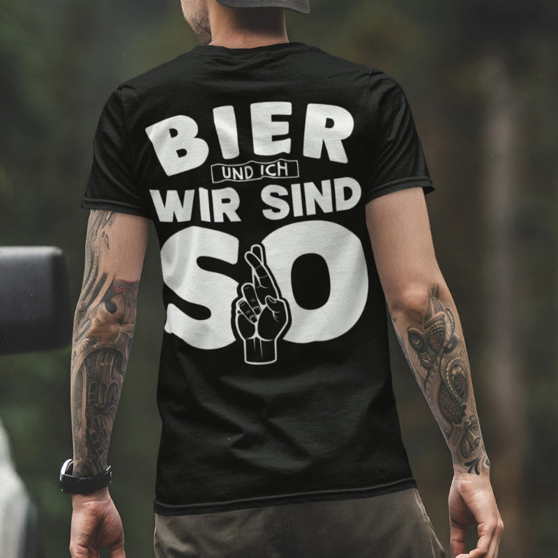 Bier und ich wir sind so Shirt mit Handzeichen – Männer Funshirt mit Rückendruck